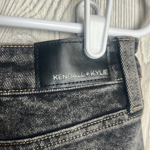 Kendall + Kylie Drifter High Rise Jean Shorts Black Acid Wash Raw Hem 13/31 - Picture 4 of 5